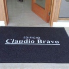 alfombra_con_logo_acceso_edificioclaudio