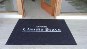 alfombra_con_logo_acceso_edificioclaudio