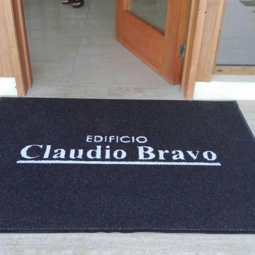 alfombra_con_logo_acceso_edificioclaudio